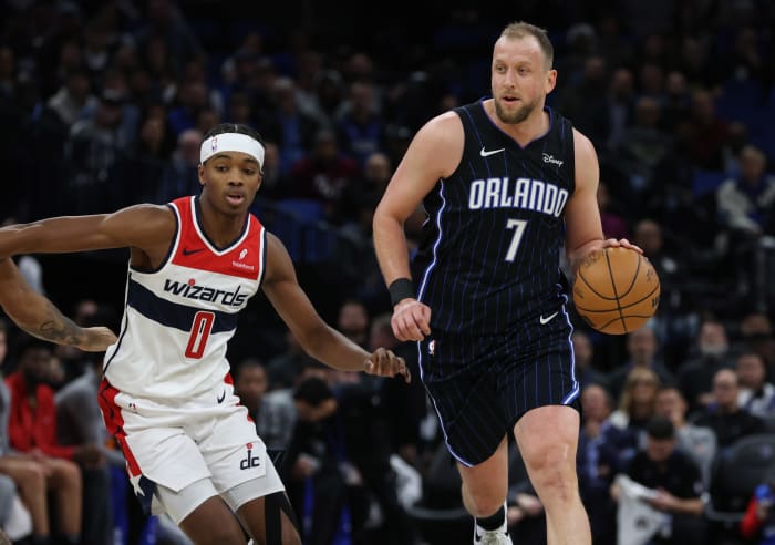 Orlando Magic forward Joe Ingles (7) gets around Washington Wizards rookie Bilal Coulibaly (0)